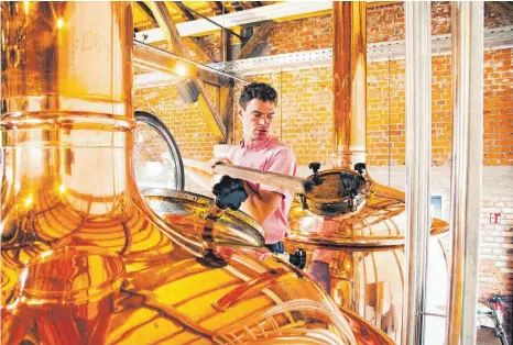  ?? FOTO: HUBERT MÖHRLE/OH ?? Die Kosten steigen kräftig, doch die Kunden des Albstadter Brauers Dominik Reger wertschätz­en ein gutes Bier mit Zutaten aus der Region.