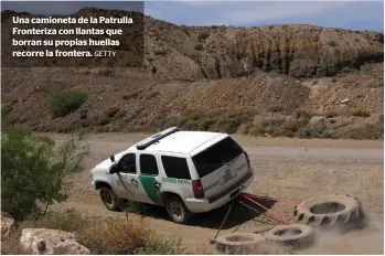  ??  ?? Una camioneta de la Patrulla Fronteriza con llantas que borran su propias huellas recorre la frontera. GETTY