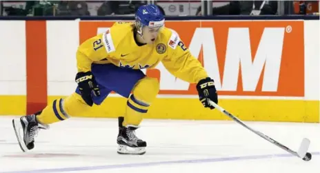  ?? RICK MADONIK/TORONTO STAR ?? Sweden’s William Nylander, sporting No. 21, tries to control a bouncing puck in Friday’s world junior game against the Czech Republic at the ACC.