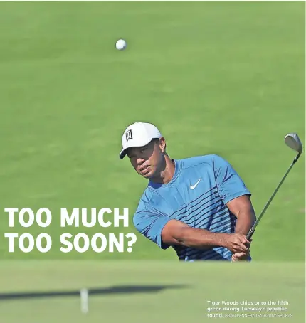  ?? BRAD PENNER/USA TODAY SPORTS ?? Tiger Woods chips onto the fifth green during Tuesday’s practice round.