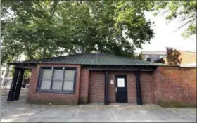  ?? JACQUELINE LARMA — THE ASSOCIATED PRESS ?? The community center at Weccacoe Playground in the Queen Village neighborho­od of Philadelph­ia stands closed. The area beneath the popular playground is a historic AfricanAme­rican church’s burial ground, which holds the remains of more than 5,000 black Philadelph­ians.