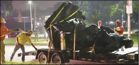  ?? AP PHOTO ?? Workers remove a monument dedicated to the Confederat­e Women of Maryland early Wednesday after it was taken down in Baltimore.