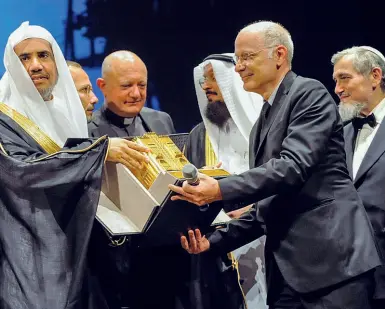  ??  ?? La festaUn momento della serata del XVIII Premio Galileo 2000 Con Marco Giorgetti mentre consegna il riconoscim­ento al segretario generale della Lega Islamica Mohammad Ben Abd ulKarim Al-Issa Con loro l’imam di Firenze Izzedin Elzir, monsignor Andrea Bellandi e Joseph Levi (foto: Lorenzo Berti/Sestini)