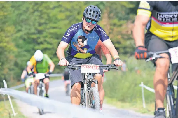  ?? FOTO: JÖRG SCHIMMEL ?? Hoch den Berg. Immer wieder. 24 Stunden lang. Eine Runde ist 7,7 Kilometer lang.