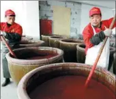  ?? LYU BIN / FOR CHINA DAILY ?? Brewers prepare yellow rice wine at a winery of Yiwu Danxi Wine Industry Co Ltd in Yiwu, Zhejiang province, on March 4, 2015.