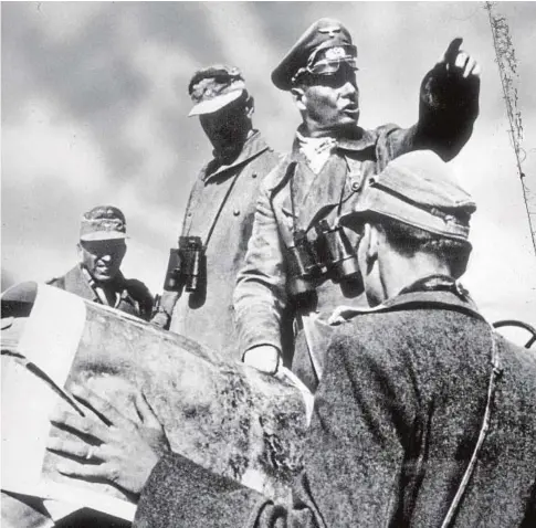  ??  ?? Rommel, desde un vehículo, da órdenes a sus hombres durante la campaña de África, en 1943