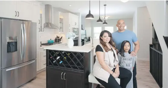  ?? DON MOLYNEAUX ?? Jenny Rosa, Cliff Elarco and Cliff’s daughter Quiana are happy in their first home — a three-bedroom laned model with 2.5 bathrooms — in Evanston.