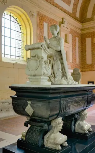  ?? ?? Le Roi Henri II est blessé par le comte de Montgomery au tournoi des Tournelles, le 30 juin 1559, lithograph­ie anonyme du siècle.
Le tombeau de Diane de Poitiers dans la chapelle sépulcrale du château d'Anet, où elle vécut ses dernières années.