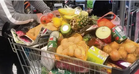  ?? Foto: Ulrich Wagner ?? Da scheinen wohl genügend Lebensmitt­el da zu sein, wie auf diesem Bild aus einem Supermarkt in Augsburg zu sehen ist.