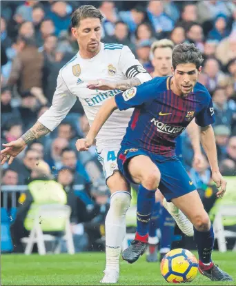  ?? FOTO: PEP MORATA ?? Sergi Roberto controla un balón ante Sergi Ramos en el Santiago Bernabéu el mediodía del 0-3
