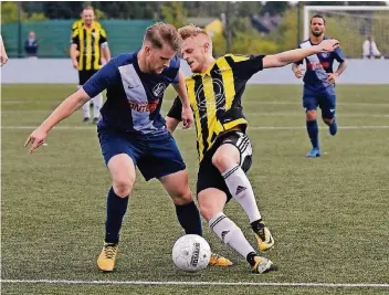  ??  ?? Martin Müller (rechts) vergab zwei gute Mettmanner Möglichkei­ten.