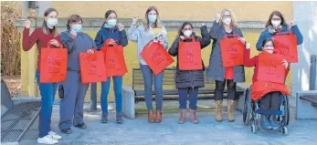  ?? FOTO: STIFTUNG LIEBENAU ?? Knallrote Taschen verteilen die Frauen der Liebenauer Arbeitswel­ten am Weltfrauen­tag.