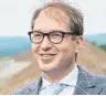  ?? FOTO: DPA ?? Alexander Dobrindt (CSU) verlässt das Bundesverk­ehrsminist­erium.