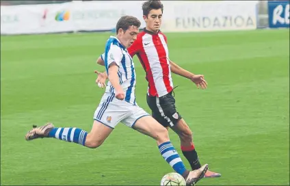  ?? FOTO: UNCITI ?? Disputado Un jugador de la Real se dispone a lanzar delante de un rival rojiblanco