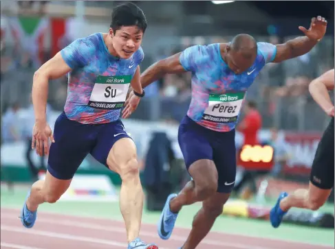  ?? LUO HUANHUAN / XINHUA ?? China’s Su Bingtian sprints to gold in the men’s 60m final at an IAAF World Indoor Tour meet in Dusseldorf, Germany, on Tuesday. Su clocked 6.43 seconds to break his own Asian record, which he set on Saturday in Karlsruhe, Germany.