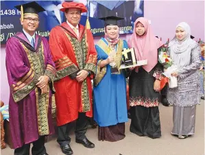  ??  ?? MOHD Ismail (dua kiri) diiringi Hassan Siraj (kiri) bersama Ayunee Rahmat, penerima Anugerah Pengarah Politeknik sesi pengajian Jun 2016.