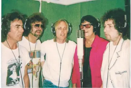  ??  ?? ► The Traveling Wilburys: George Harrison, Jeff Lynne, Tom Petty, Roy Orbison y Bob Dylan.