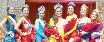  ??  ?? Mrs. Philippine­s Globe 2014 Stephanie Sitoy (center) with (from left) Maria Andrea Geronimo, Celesty Shinagawa Mrs. Celestial Beauty; Aileen Jane Cavas, second runner-up; Janice Trillo, Woman of Substance;                                               ...
