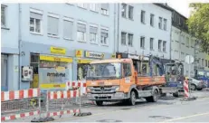  ?? FOTO: BECKERBRED­EL ?? Diese Baustelle ist an der Ecke Vorstadtst­raße/Keplerstra­ße, weil künftig Ampeln den Verkehr an der Einmündung regeln. Damit entfallen vor der Post und dem Restaurant Saar Chef die Parkplätze.