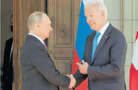  ?? AP ?? El primer encuentro. Los presidente Biden y Putin durante el encuentro presencial que sostuviero­n en Ginebra en junio del año pasado.