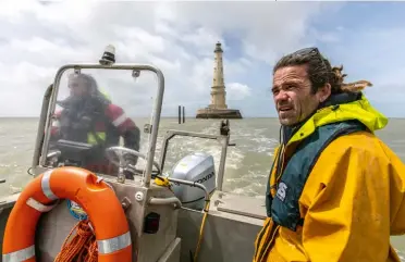  ??  ?? Lors des visites du phare, les gardiens se transforme­nt en guides.