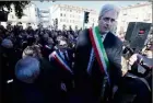  ?? (Photo Franck Fernandes) ?? Christian Estrosi monte à la tribune au côté des élus italiens.
