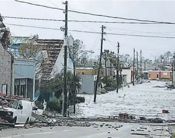  ??  ?? Algunas zonas de Florida quedaron totalmente inundadas por las lluvias que dejó el potente huracán categoría 4 y que después de unas horas se degradó a categoría 3.