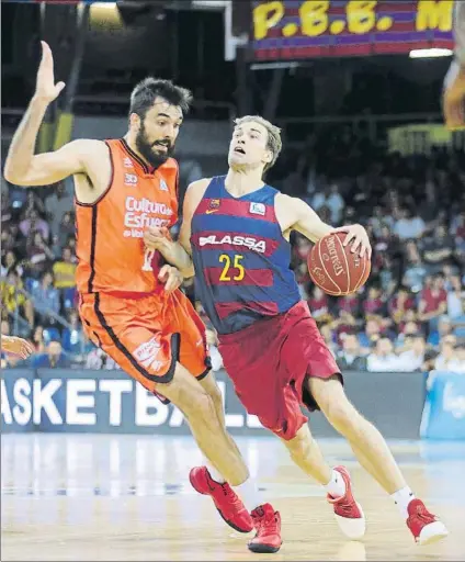  ?? FOTO: PEP MORATA ?? Oriola y Koponen en un Barça-Valencia reciente. Ambos jugadores podrían coincidir en el nuevo equipo azulgrana esta temporada