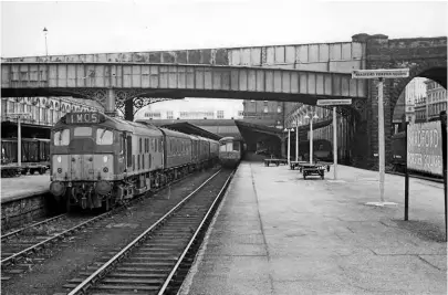  ?? ANDREW MUCKLEY ?? Right: The once grand Forster
Square station had six platforms and extensive carriage and freight sidings, becoming the city’s main location for rail-borne mail traffic until it was rebuilt in 1990. This view on
August 17, 1968 shows Sulzer Type 2 No. D7574 (25224) waiting to leave with a mail train.