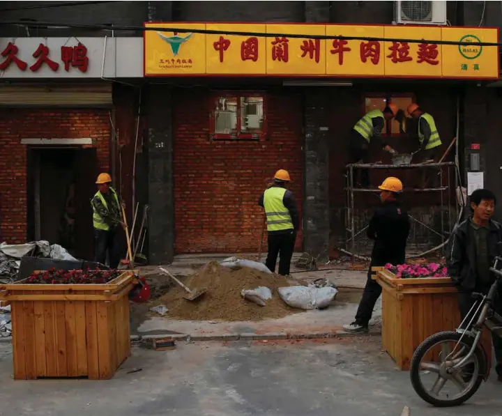  ??  ?? MURES IGJEN: Denne restaurant­en er en av mange i Beijing som myndighete­nes arbeidere nå har murt igjen.