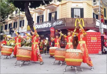  ?? HOANG DINH NAM/AFP ?? Performers beat drums during the opening ceremony of the first McDonald’s fast food chain restaurant in the capital Hanoi on Saturday.