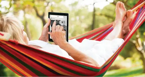  ?? Fotos: Kobo, Hersteller ?? Ideal für den Urlaub: ein E Book Reader, auf dem fast beliebig viel Lesestoff Platz findet, ohne dass der Koffer zu voll oder zu schwer wird. Mit modernen Geräten kann man bei Sonne genauso schmökern wie bei Dunkelheit. Und manche sind sogar gegen...