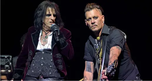  ??  ?? Voce
Alice Cooper, 70 anni (a sinistra nella foto), nome d’arte di Vincent Damon Furnier, è considerat­o il padre dello Shock Rock insieme ai Kiss; accanto a lui il «maledetto del cinema» Johnny Depp, 55 anni, sul palco insieme durante il tour con gli...