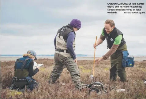  ?? Picture: DONNA SQUIRE ?? CARBON CURIOUS: Dr Paul Carnell (right) and his team researchin­g carbon emission stores on local wetlands.