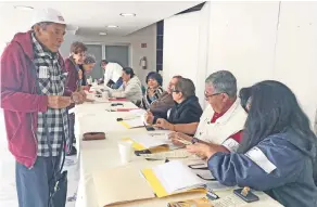  ??  ?? La elección vecinal inició a las ocho de la mañana y concluyó a las seis de la tarde, en el Centro Cívico de Ciudad Satélite, sede de la Asociación de Colonos, a donde acudieron cerca de 500 vecinos.