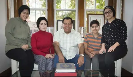  ?? SUMMER LEIGH FOR THE TORONTO STAR ?? Dr. Izzeldin Abuelaish with, from left, his daughters Raffah and Dalal, son Abdallah and daughter Shatha. An older son is not in the photograph.