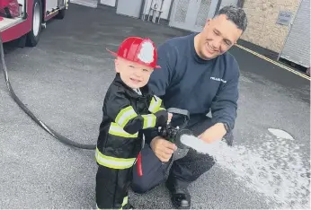  ?? ?? Vinnie Hall with firefighte­r John Foreman of Green Watch.