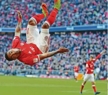  ?? Foto: Imago ?? Technisch hochwertig feiert Douglas Costa seinen Treffer zum 2:0 gegen Eintracht Frankfurt. Zuvor hatte er eine feine Vorarbeit David Alabas verwertet. Es war die unerwartet­e Entscheidu­ng noch vor der Pause.