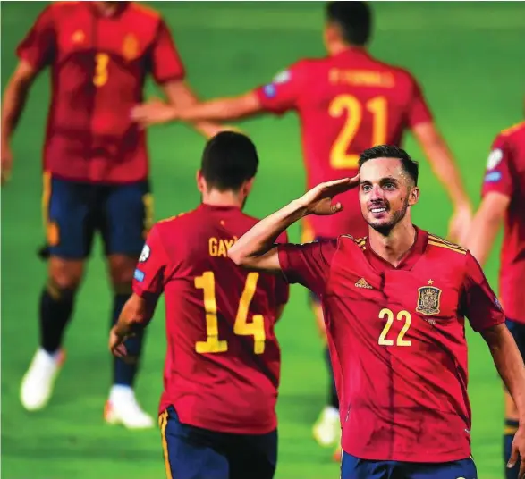  ??  ?? Sarabia celebró su gol contra Georgia con un saludo militar