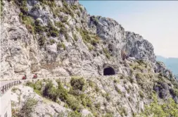  ??  ?? À seulement une heure trente de la mer, les Préalpes sont le paradis des motards. Imaginez le bruit dans le tunnel...