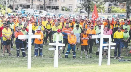  ?? Picture: RICHARD GOSLING ?? A group of 1000 constructi­on workers attended the memorial ceremony at Pratten Park in Broadbeach