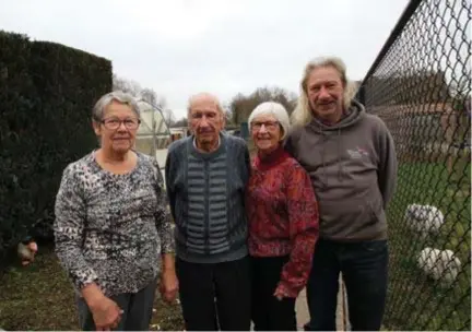  ?? FOTO FILIP SPOELDERS ?? Marcel met zijn drie kinderen in zijn tuin die hij tot vorig jaar nog zelf bewerkte.