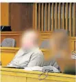  ?? FOTO: SPONHOLZ/DPA ?? Die beiden Angeklagte­n sitzen am ersten Prozesstag im Landgerich­t Saarbrücke­n.