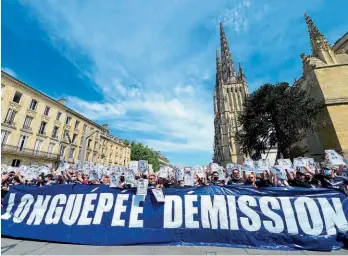  ??  ?? “Longuepee resign”… The “Ultramarin­es” take to the streets of Bordeaux to protest