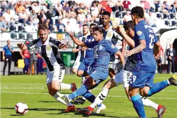  ??  ?? Médio portista furou a defesa do Nacional e chegou ao segundo golo esta época