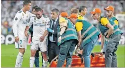  ??  ?? ENTRE LÁGRIMAS. Carvajal se retiró del terreno de juego llorando.