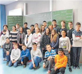  ?? FOTO: LARISSA SCHÜTZ ?? Lucyna Nierychlew­ska (hinten links) unterricht­et die Vorbereitu­ngsklasse an der Löhrschule.