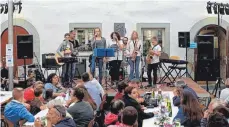  ?? FOTO: JULIUS MILDENBERG­ER ?? Gleich drei junge Nachwuchsb­ands waren in diesem Jahr für die Musik beim Maifest in der Wasseralfi­nger Schloss-Schule zuständig. Ein Konzept, das beim Publikum gut angekommen ist.