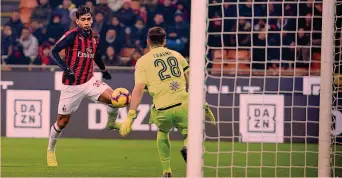  ?? ANSA ?? Il gol al volo di sinistro di Lucas Paquetà per il 2-0 del Milan: è il suo primo in maglia rossonera