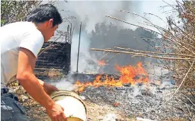  ??  ?? Buscan las autoridade­s evitar propagació­n de incendios en la ciudad